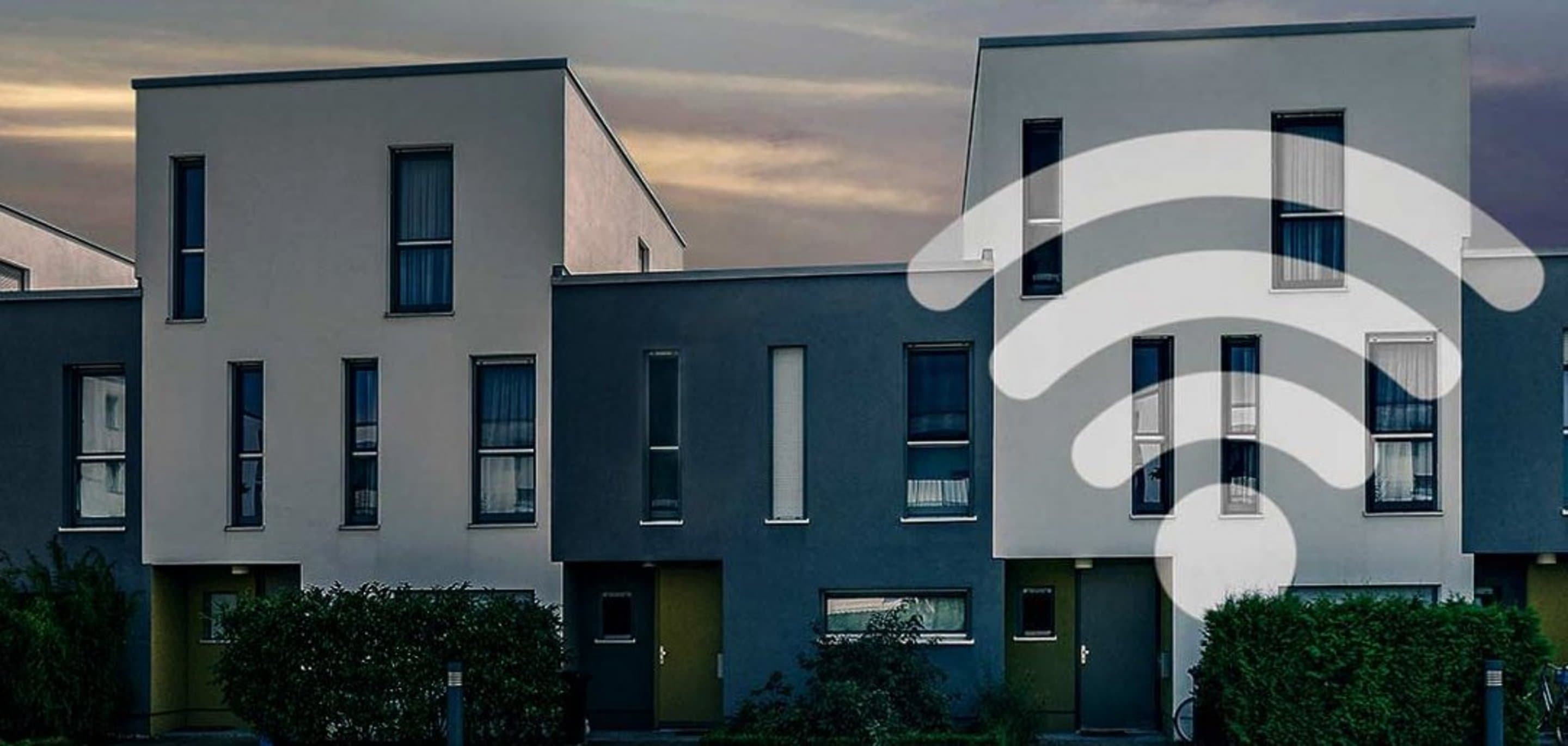 Häuserfront auf der ein WLAN-Symbol abgebildet ist.