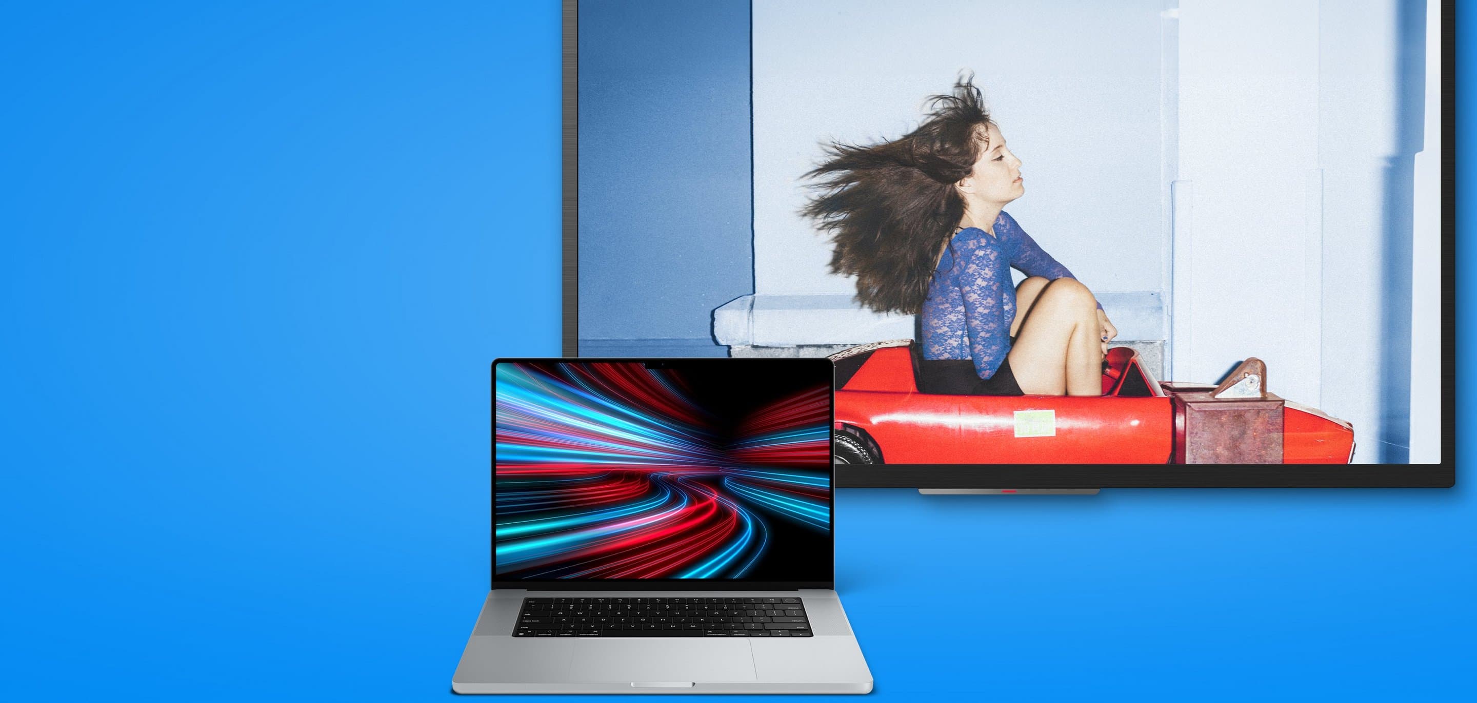 Glasfaser-Internet mit TV buchen Blauer Hintergrund mit aufgeklapptem Laptop und einem Fernseher auf dem eine Frau zu sehen ist