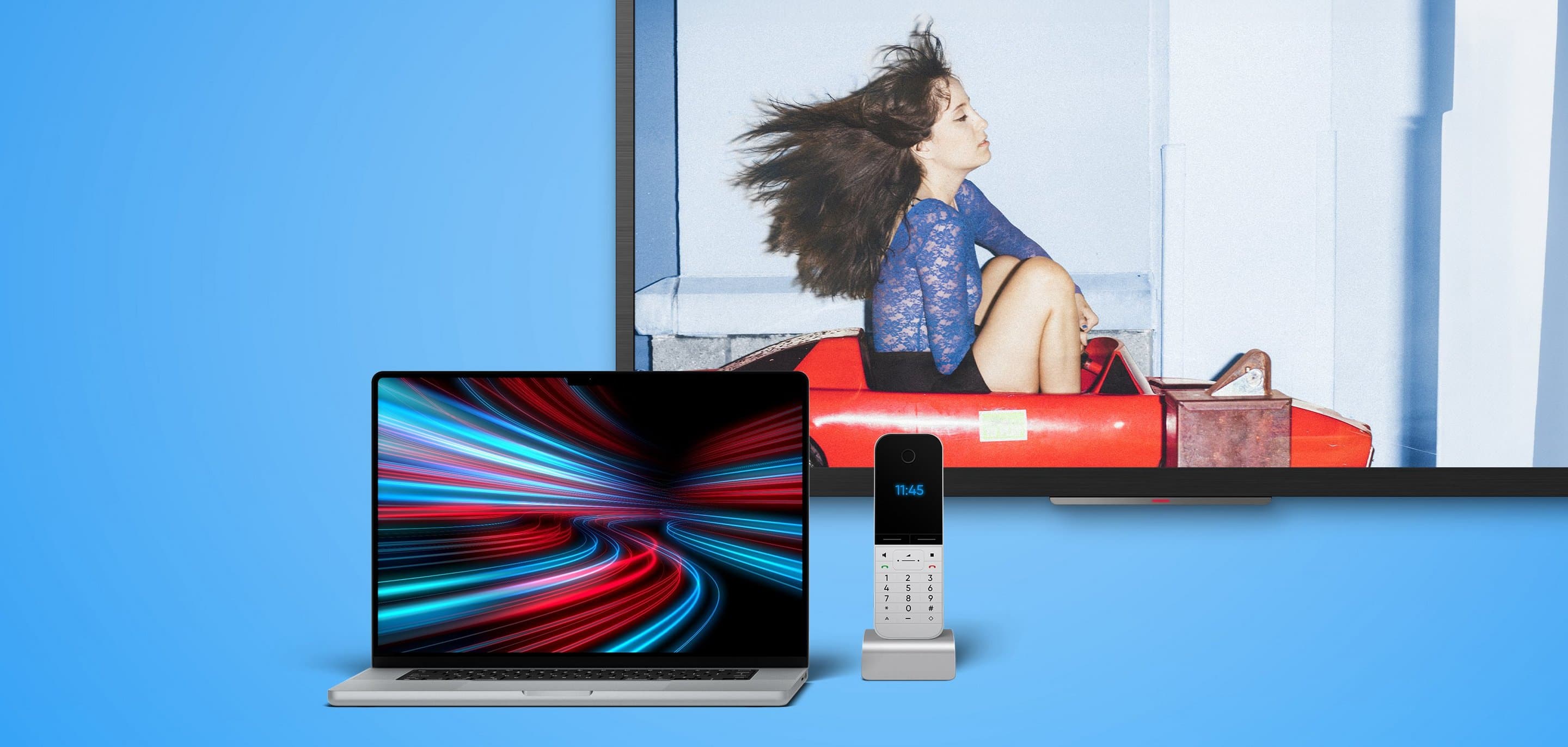 Glasfaser-Internet mit Telefon und TV buchen Blauer Hintergrund mit aufgeklapptem Laptop, einem Fernseher auf dem eine Frau zu sehen ist und einem Festnetztelefon