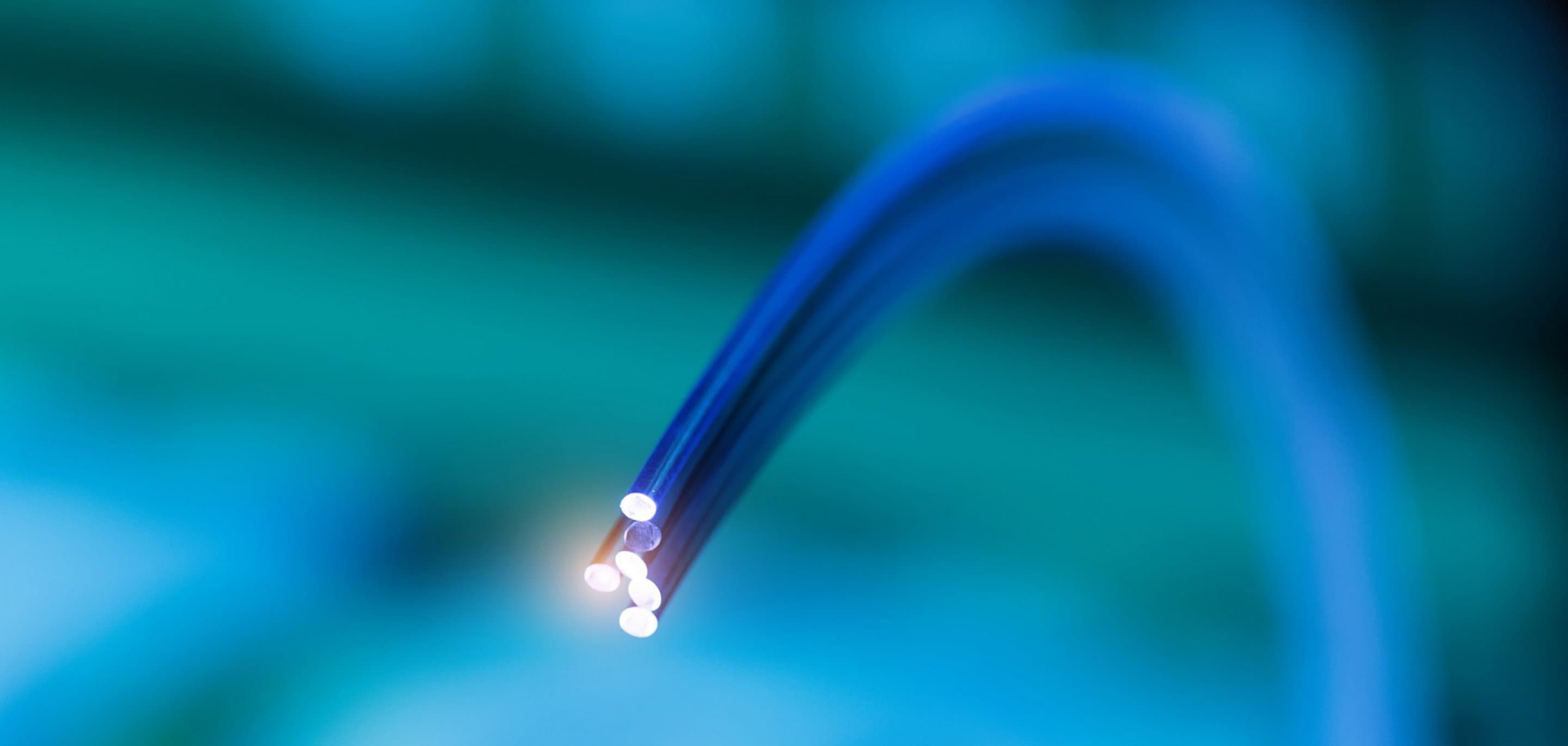 Was ist FTTH, FTTB und FTTC? Symbolbild für Glasfaser.