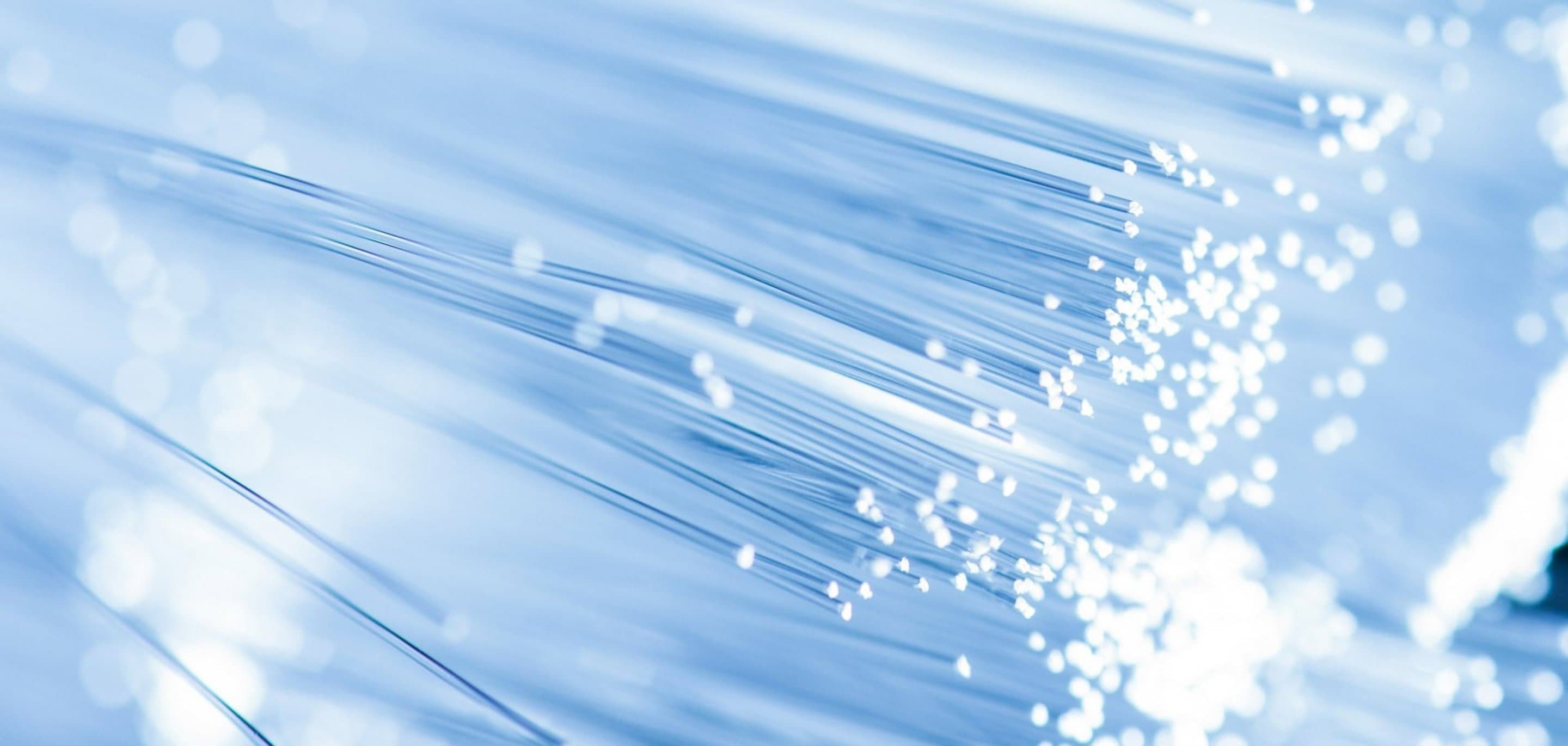 Glasfaser GEE Abstraktes Bild von hellblauen Glasfaser-Kabeln