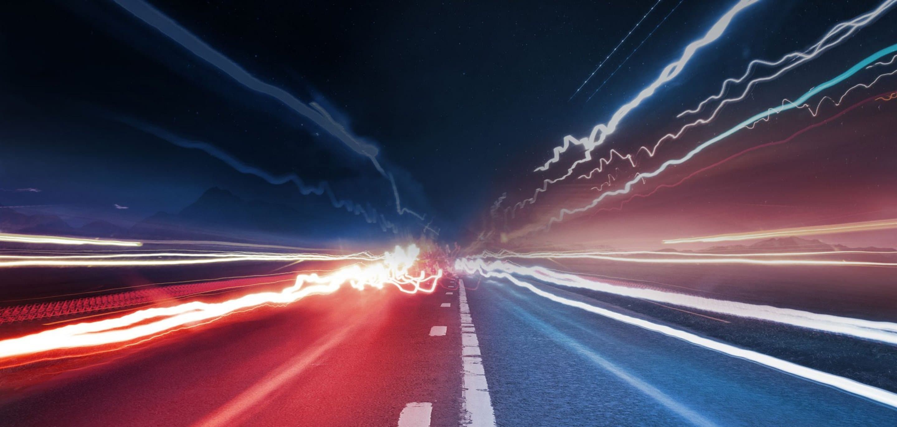 Nächtliche Straße mit Lichtspuren. Symbolfoto für SIP-Trunk.