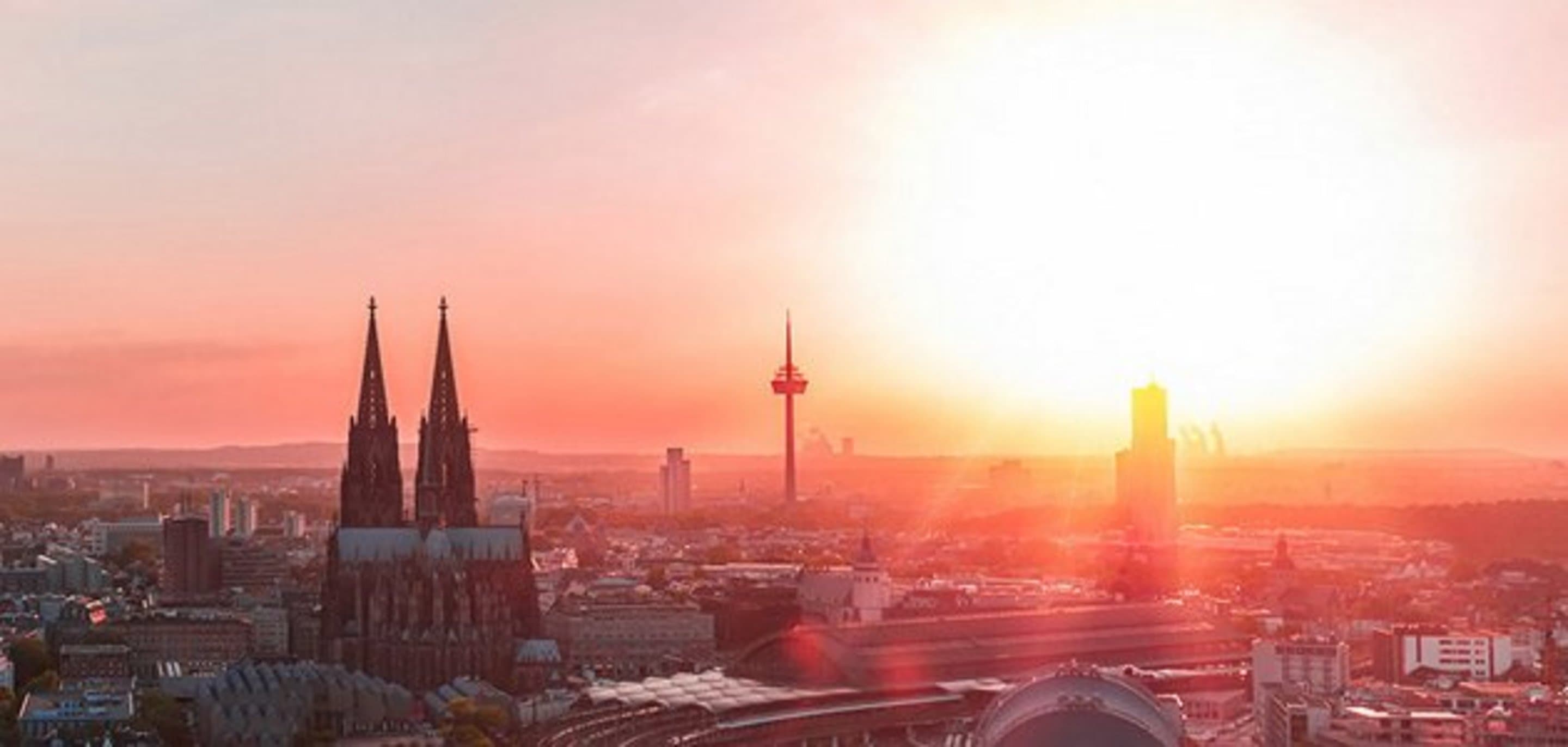 Glasfaserausbau Köln und Umgebung Skyline Köln bei Sonnenuntergang