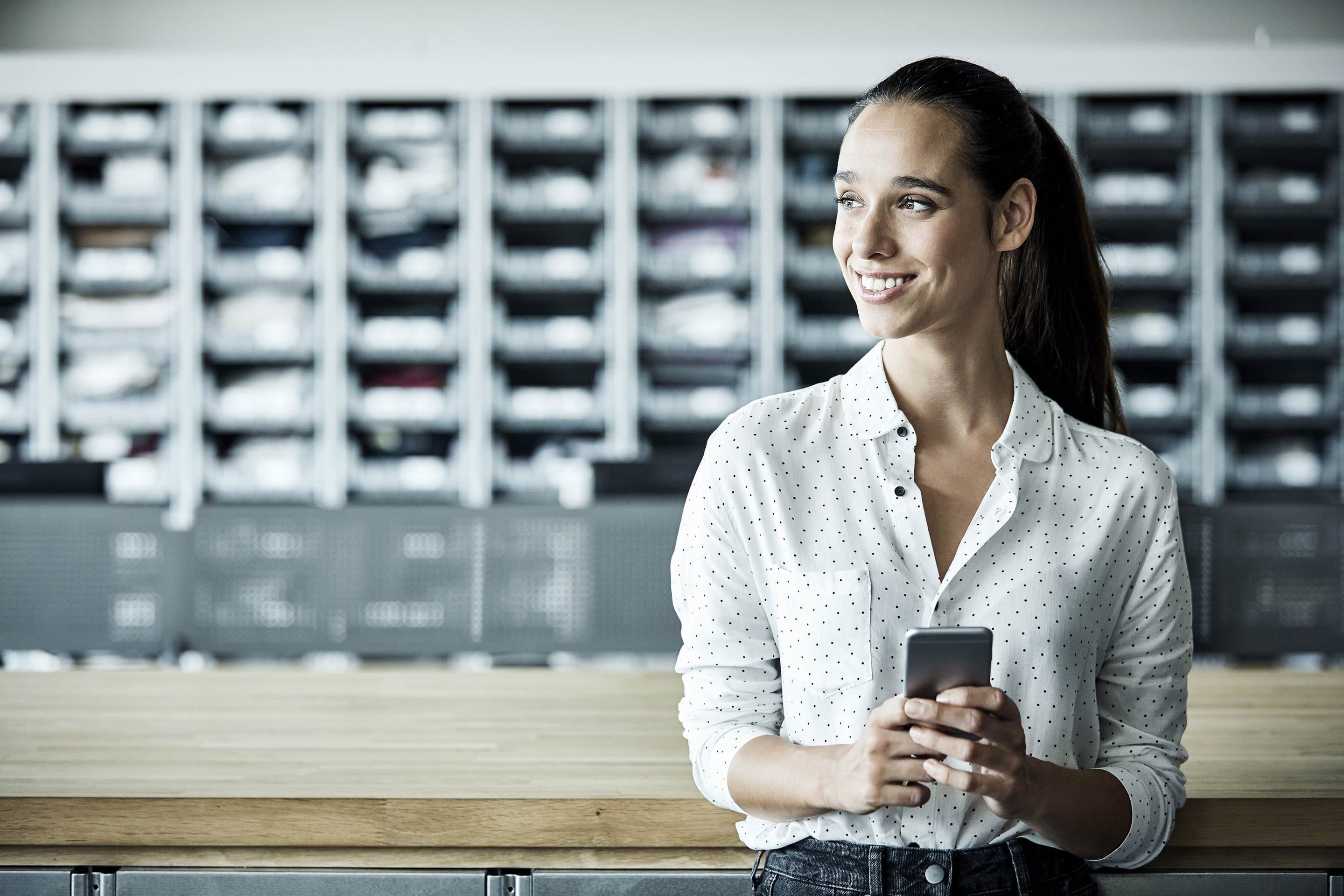 Telefonie mit Cloud PBX Frau telefoniert mit einem Smartphone über Cloud PBX