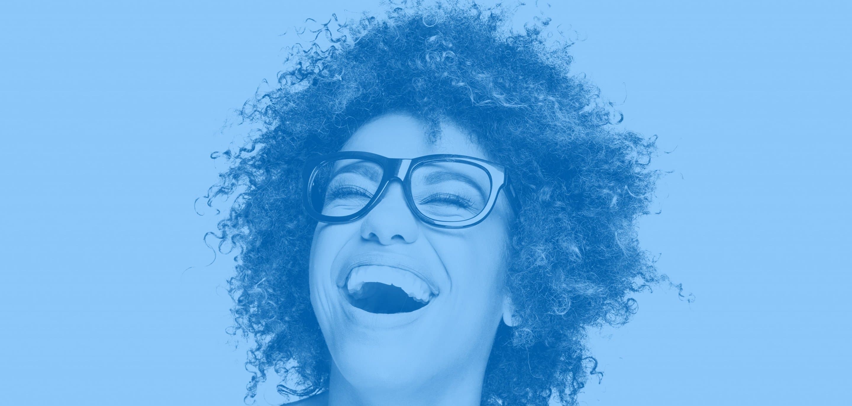 Kabelfernsehen internationale Sprachpakete Nahaufnahme einer lachenden Frau mit dunkler Brille