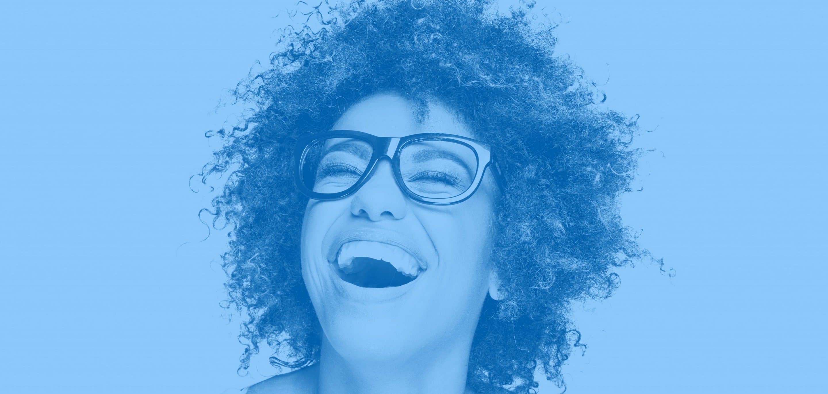 NetTV über Internet Sprachpakete Nahaufnahme einer lachenden Frau mit dunkler Brille