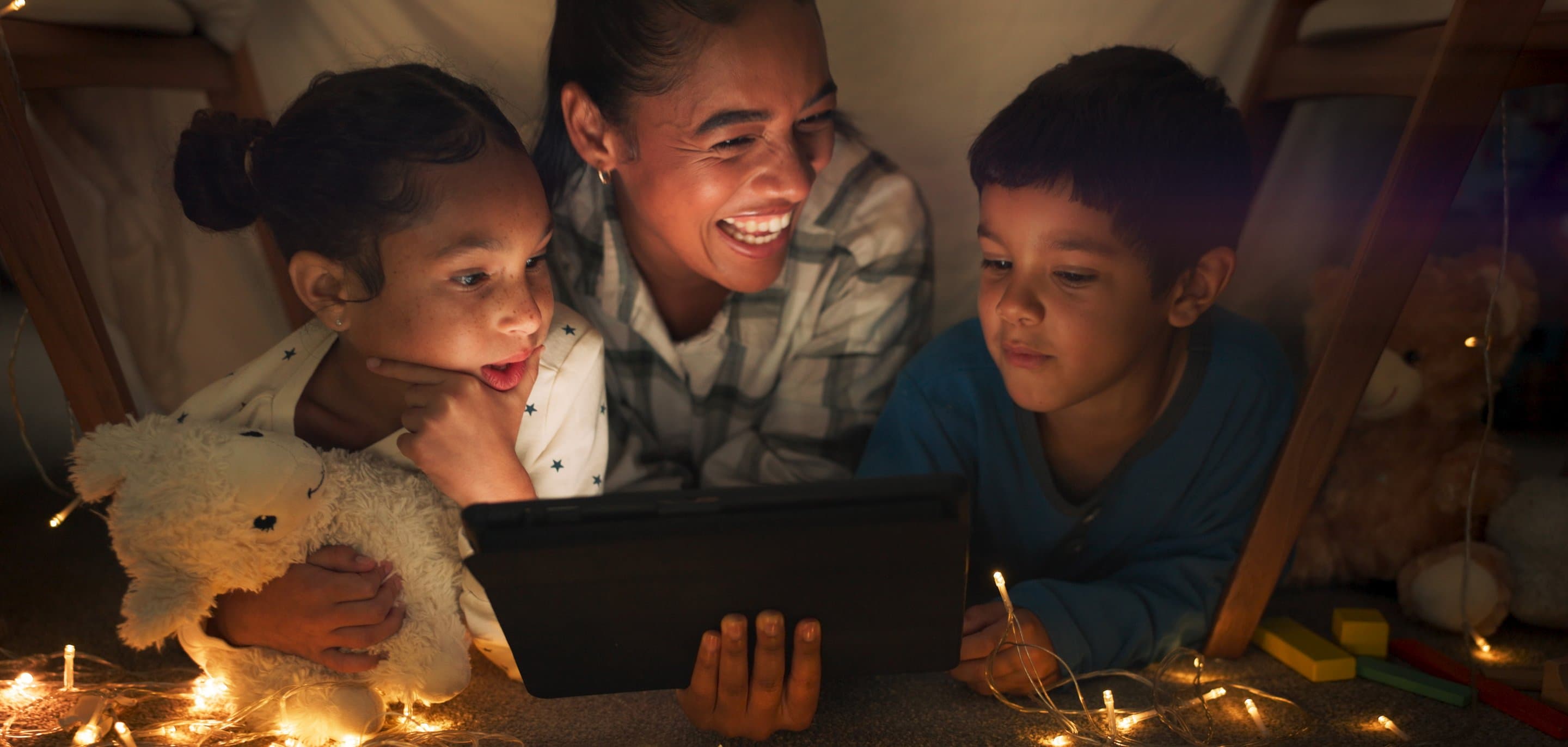Familie nutzt gemeinsam ein Tablet – schnelles Internet für Familien