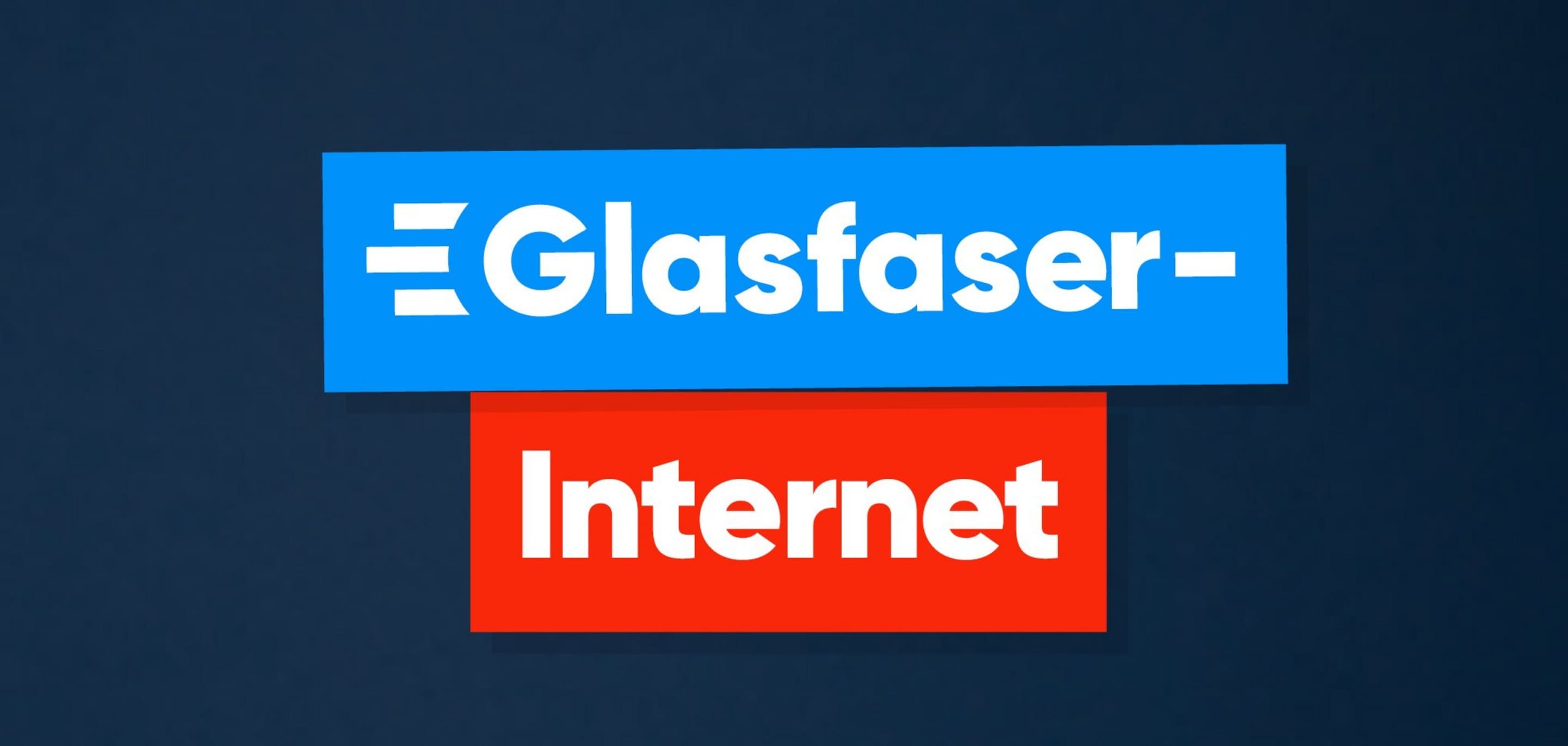 Glasfaser-Internet Dunkelblauer Hintergrund, auf dem Glasfaser-Internet steht
