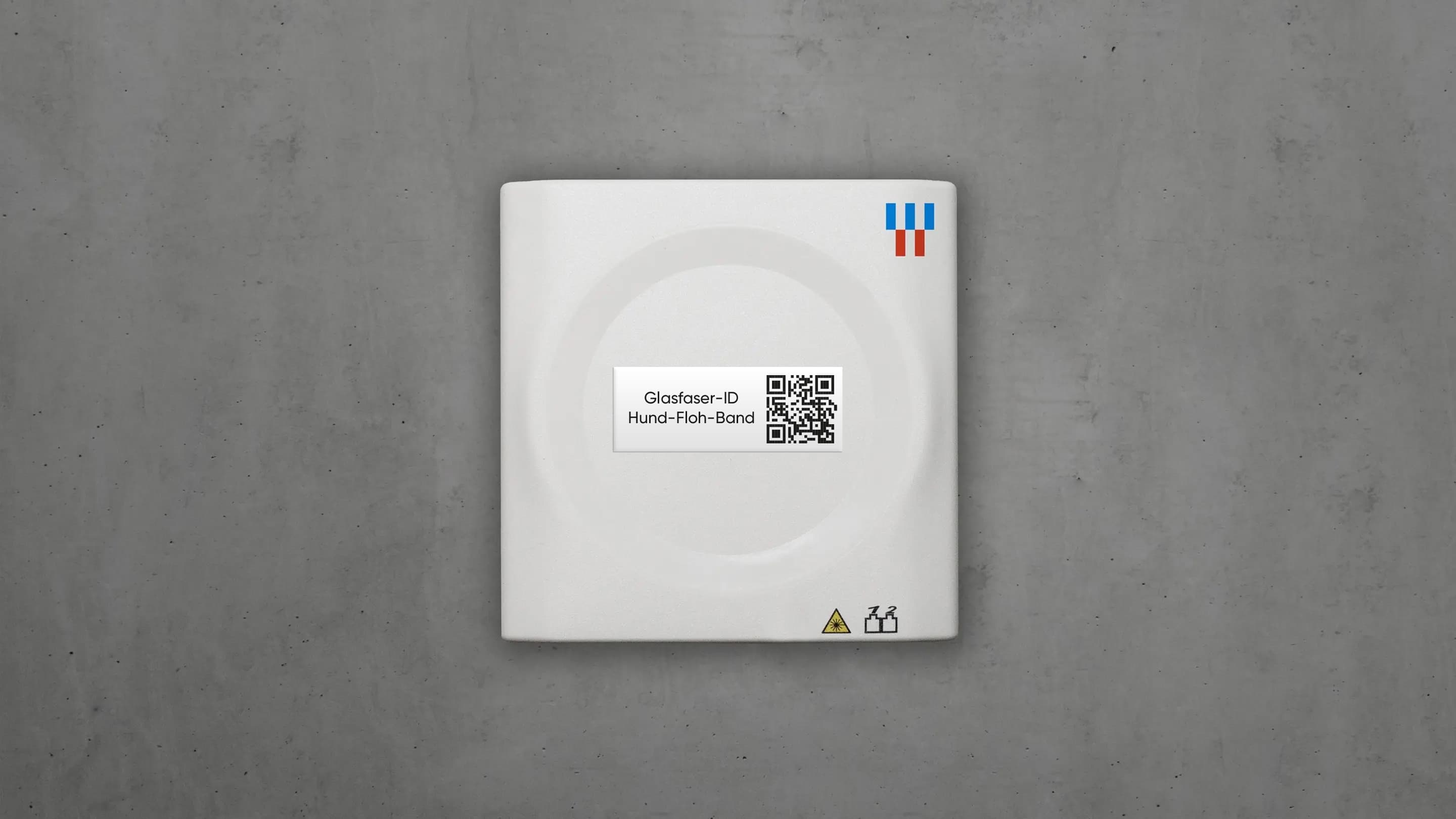 Glasfasermodem mit Aufkleber und Glasfaser-ID