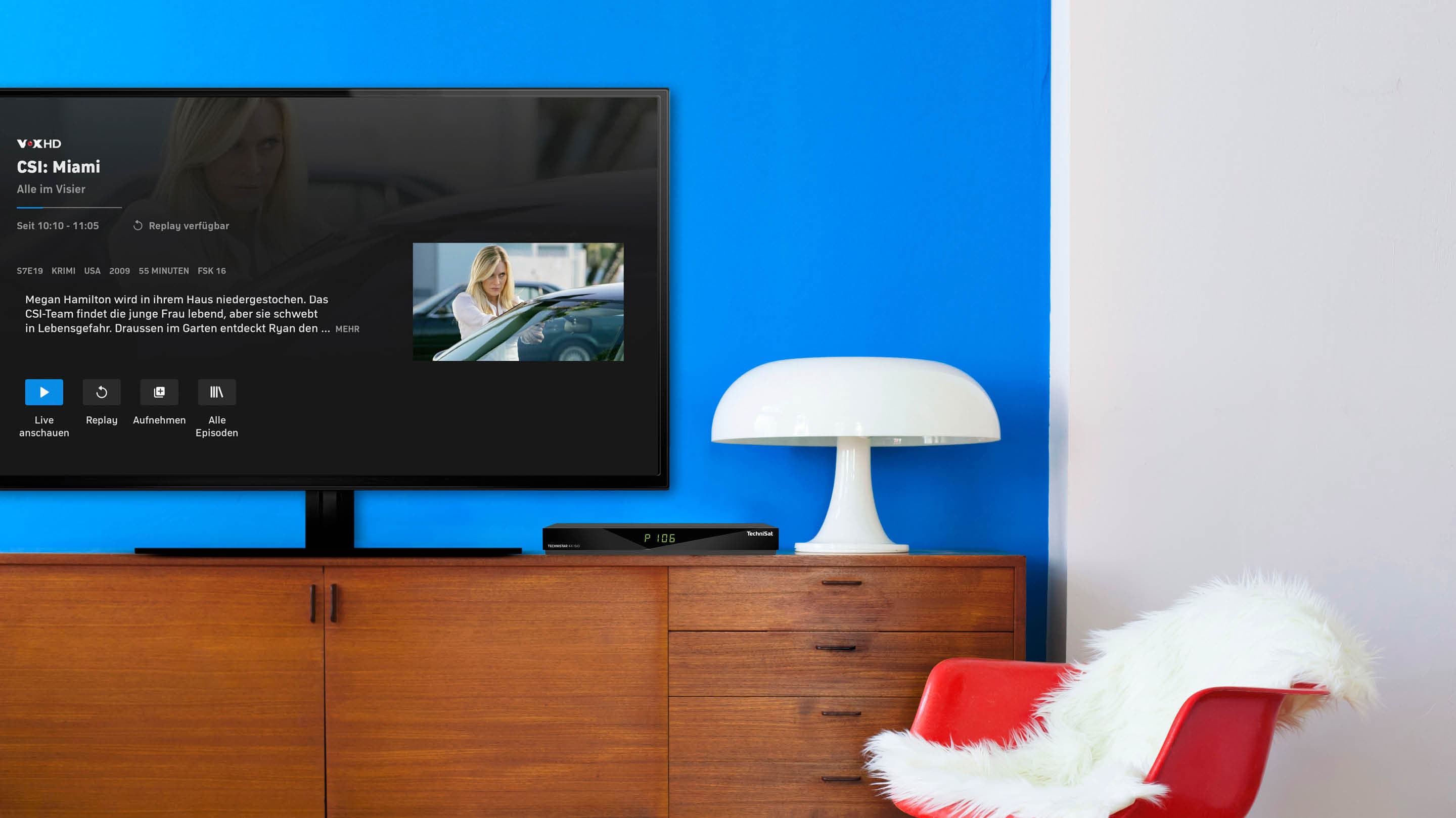 Flexibles fernsehen mit NetTV über Internet Fernseher auf Sideboard auf dem die Sendung CSI Miami gestartet wird