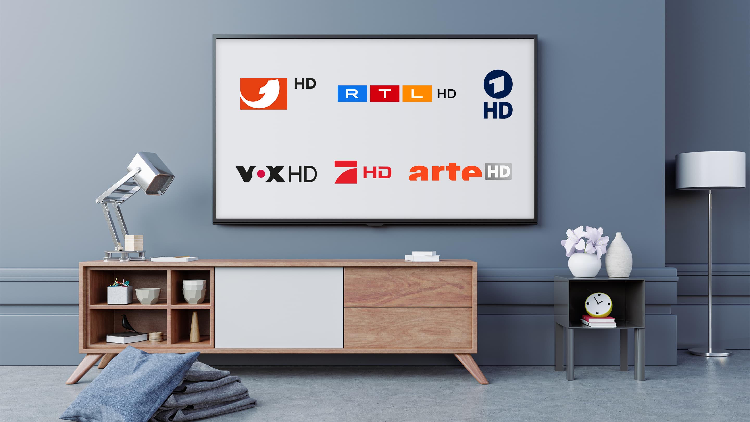 Große HD-Sender-Auswahl Fernseher an der Wand hängend auf dem Logos verschiedener Fernsehsender zu sehen sind
