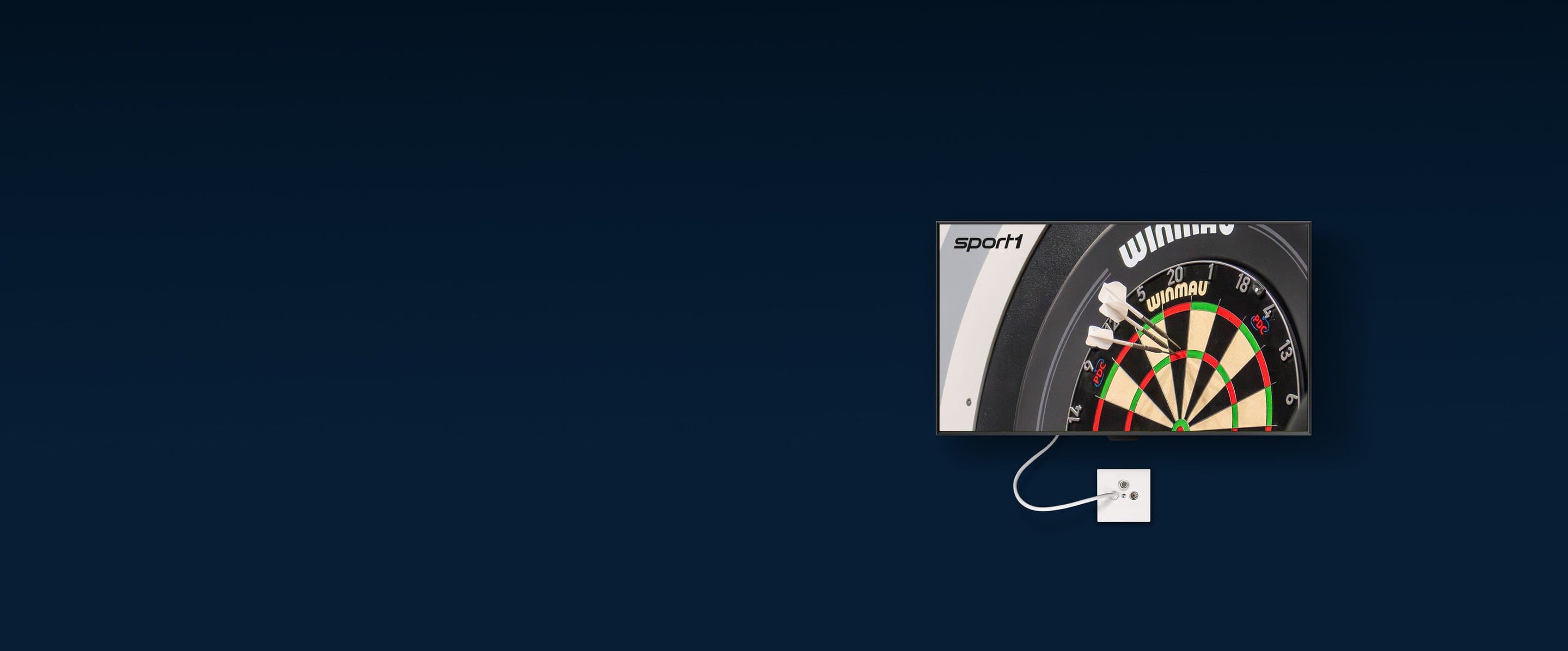 Fernseher mit laufender Sportsendung und angeschlossenem TV‑Kabel an einer Antennendose