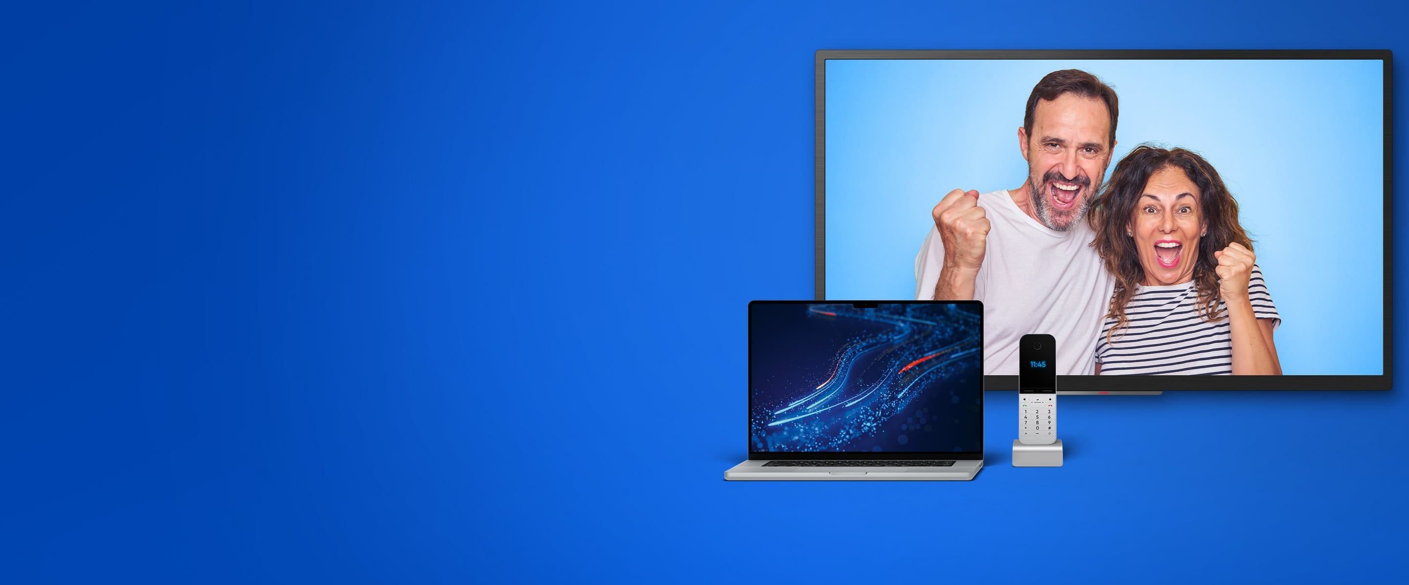 DSL-/Kabel-Internet mit TV und Telefon Blauer Hintergrund mit aufgeklapptem Laptop, einem Telefon und einem Fernseher auf dem zwei Personen zu sehen sind und sich freuen.