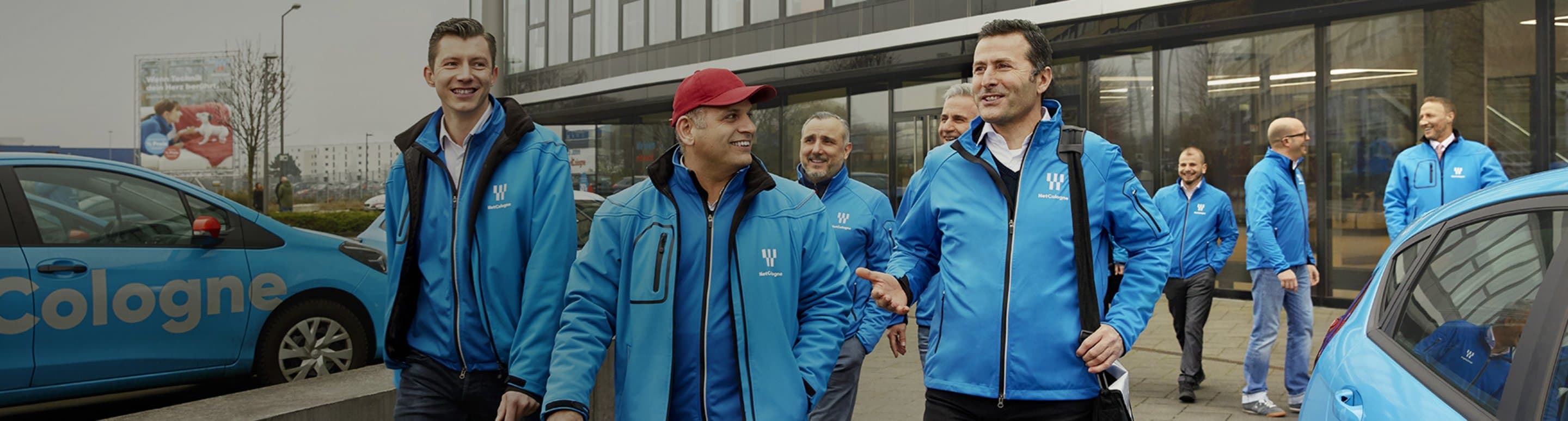 Gruppe von NetCologne Vertretern vor dem NetCologne Hauptgebäude.