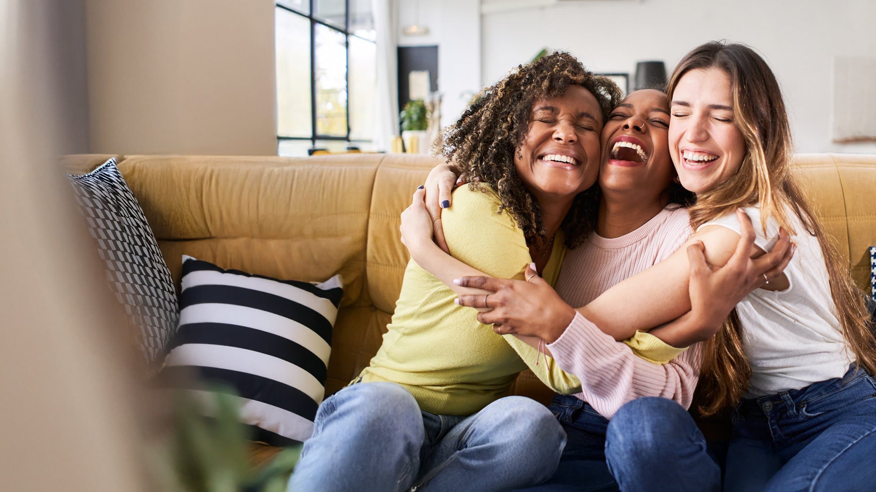 Freunde werben 80 Prämie  3 Frauen sitzen auf der Couch und umarmen sich