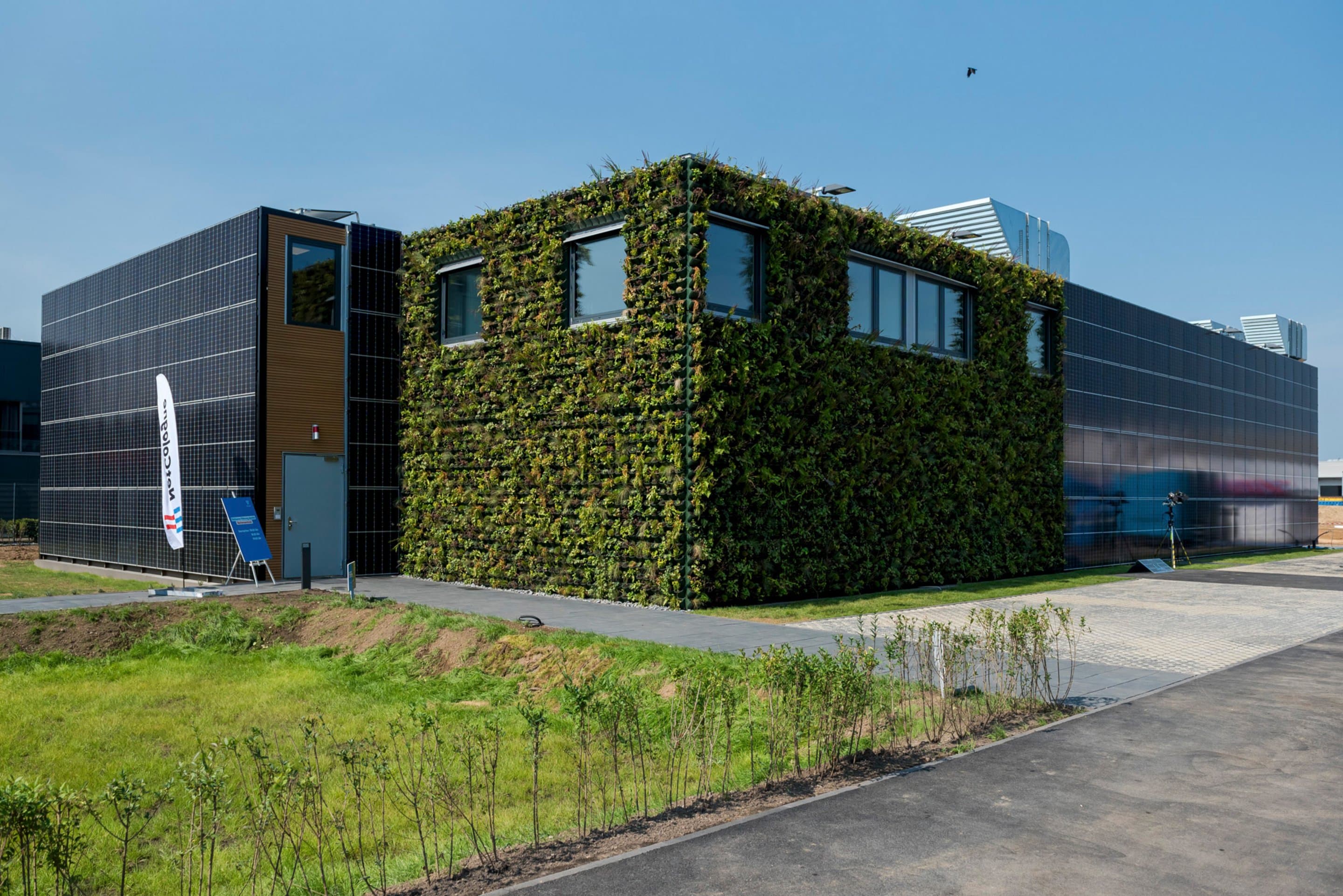 Nachhaltiges Rechenzentrum von NetCologne Das neue Foto zeigt die begrünte Außenfassade des neuen Rechenzentrums von NetCologne.