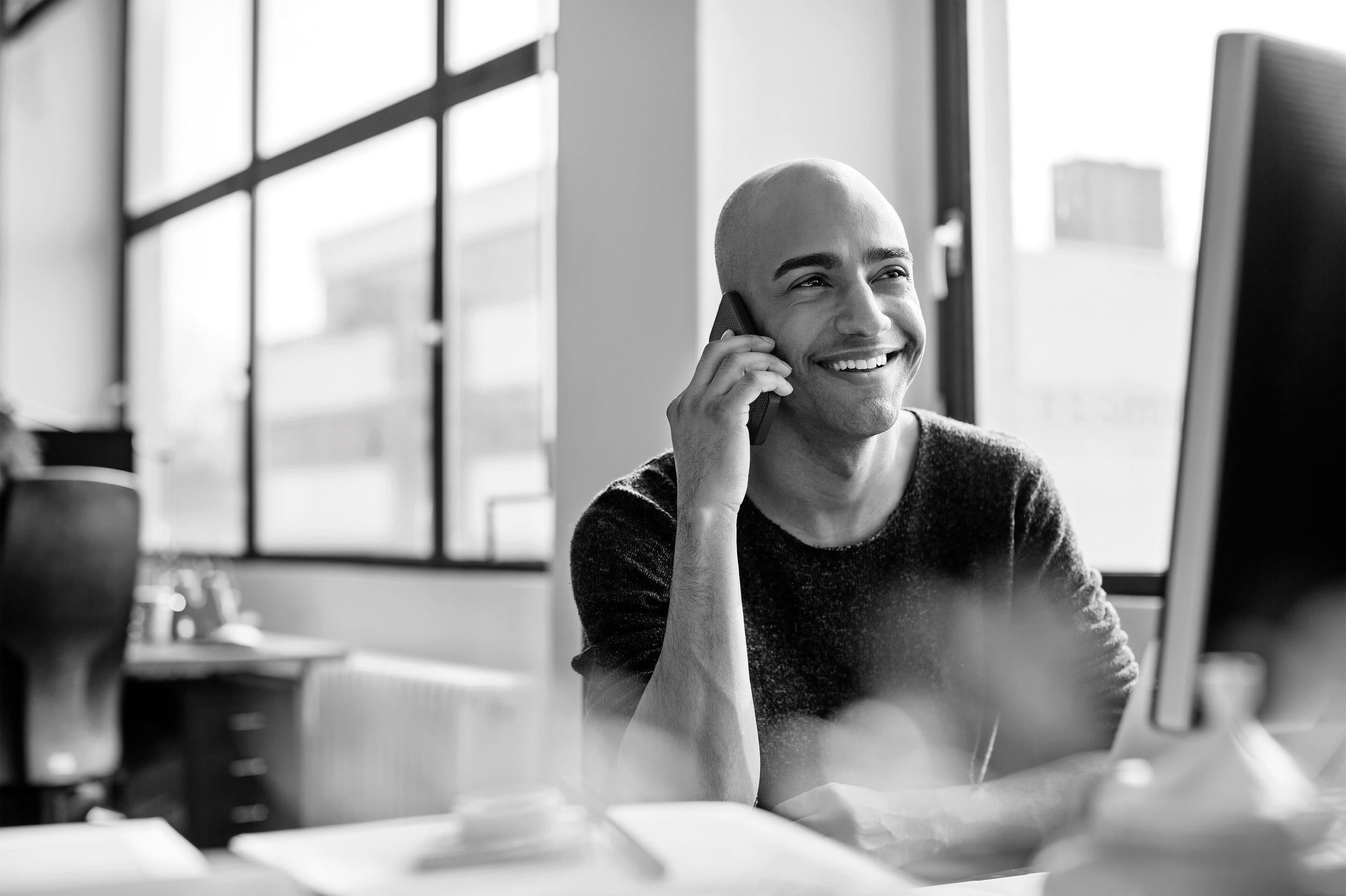 Telefonie mit Cloud PBX Mann telefoniert über Cloud PBX