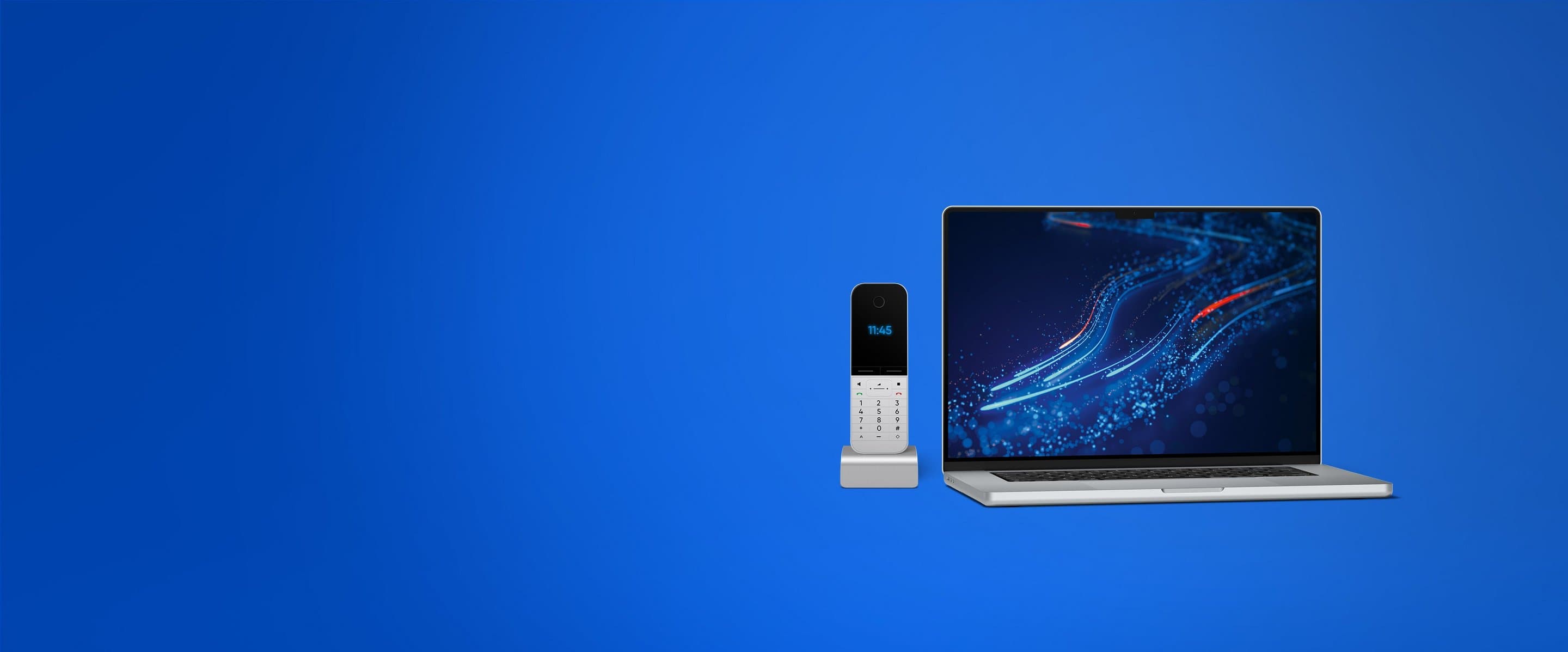 Glasfaser-Internet und Telefon Blauer Hintergrund mit aufgeklapptem Laptop und einem Telefon.