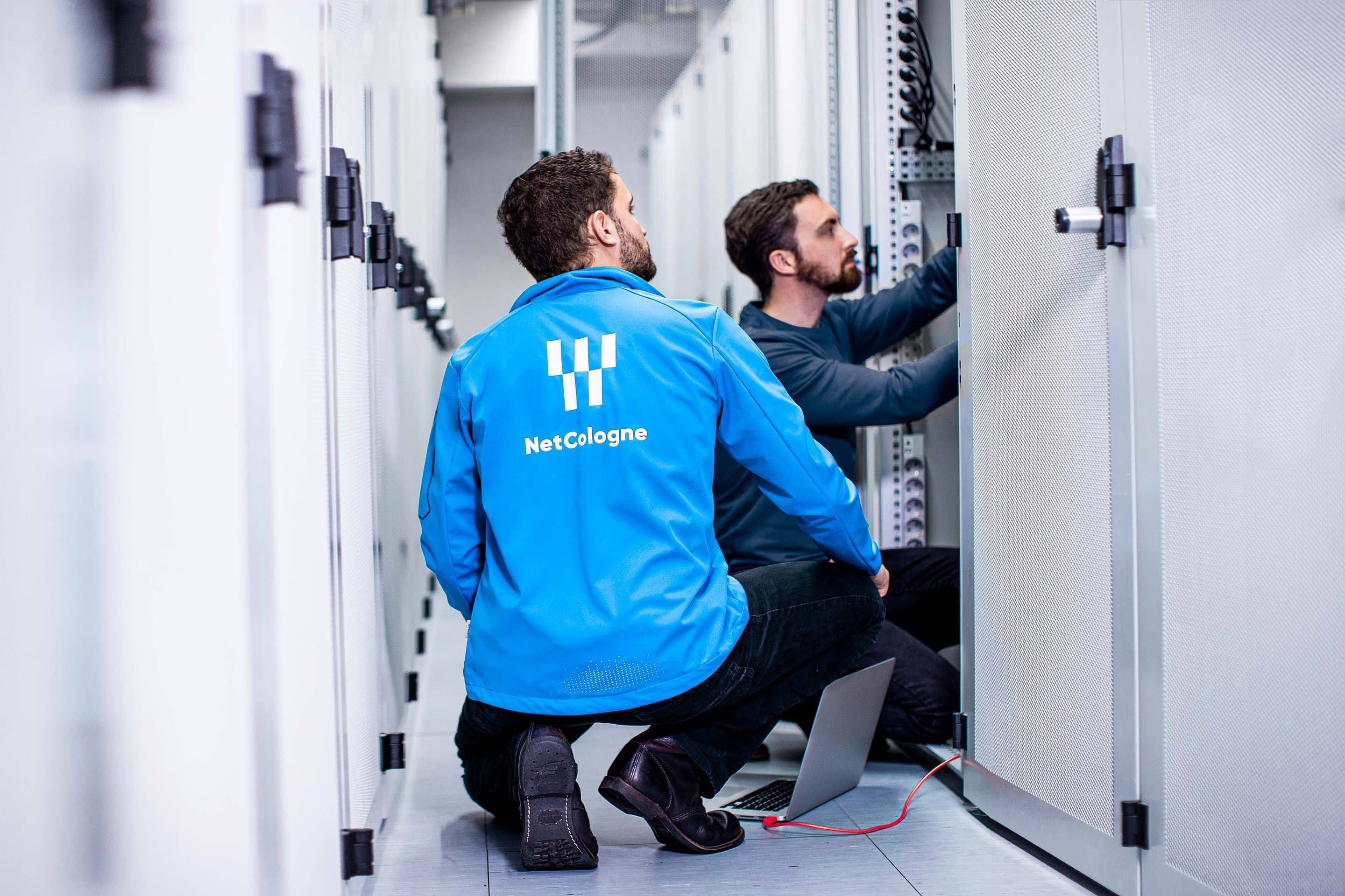 Techniker im Rechenzentrum. Symbolbild für NetCologne-Rechenzentrum.