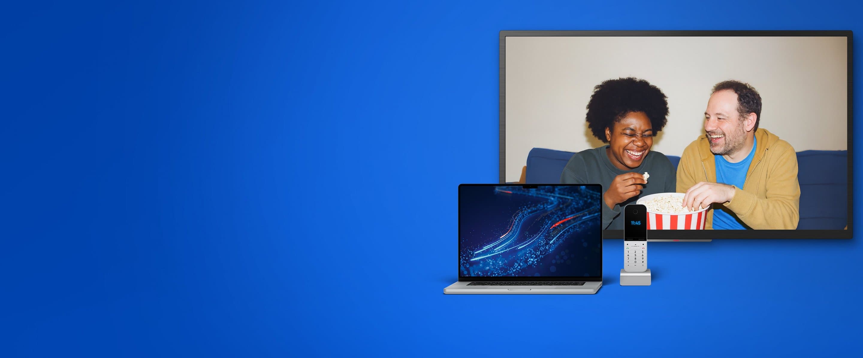 Glasfaser-Internet mit TV und Telefon Blauer Hintergrund mit aufgeklapptem Laptop, einem Telefon und einem Fernseher auf dem zwei Personen zu sehen sind und Popcorn essen.