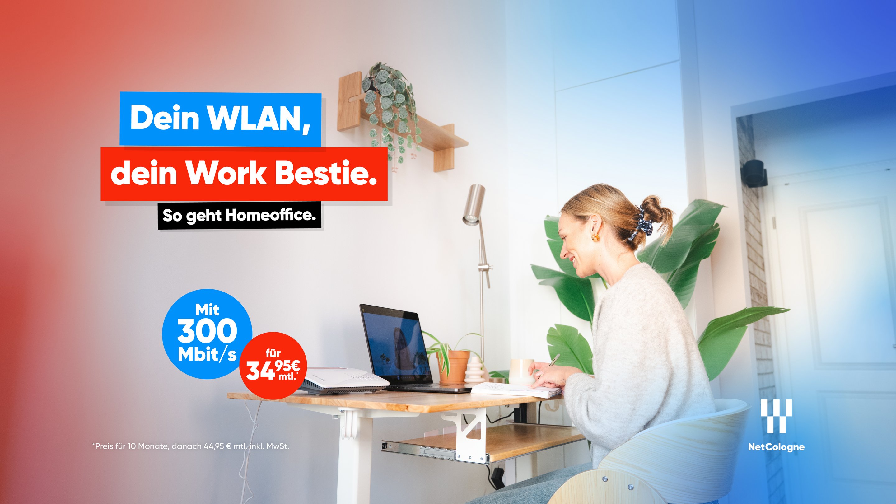 Person sitzt an einem Schreibtisch mit Laptop in einem hellen Raum, daneben eine große grüne Pflanze und eine Schreibtischlampe. Links im Bild Text: ‚Dein WLAN, dein Work Bestie. So geht Homeoffice. Mit 300 Mbit/s für 34,95 €‘ sowie NetCologne-Logo.