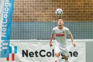 FC-Spieler Niklas Hauptmann beim Ball hochhalten